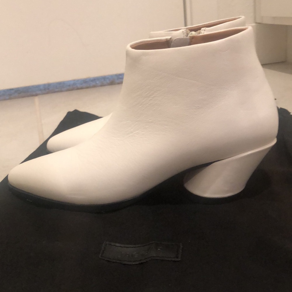 NWOT Jaggar leather white bootie
